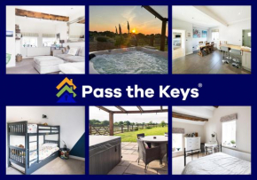 Pass the Keys Tranquil 3-Bedroom Family Home with Hot Tub & Lake Views - Sleeps 7, Perfect for Families & Groups